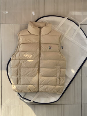 MONCLER 몽클레어 조끼 509A3050